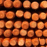 Cylinderdrejet og brunbejdset gran