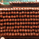 Cylinderdrejet og brunbejdset gran