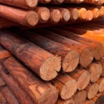 Cylinderdrejet og brunbejdset gran