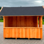 Legehus med butiksvindue og tagpap