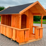 Legehus med terrasse og butiksvindue - med tagpap