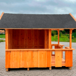 Legehus med terrasse og butiksvindue - med tagpap